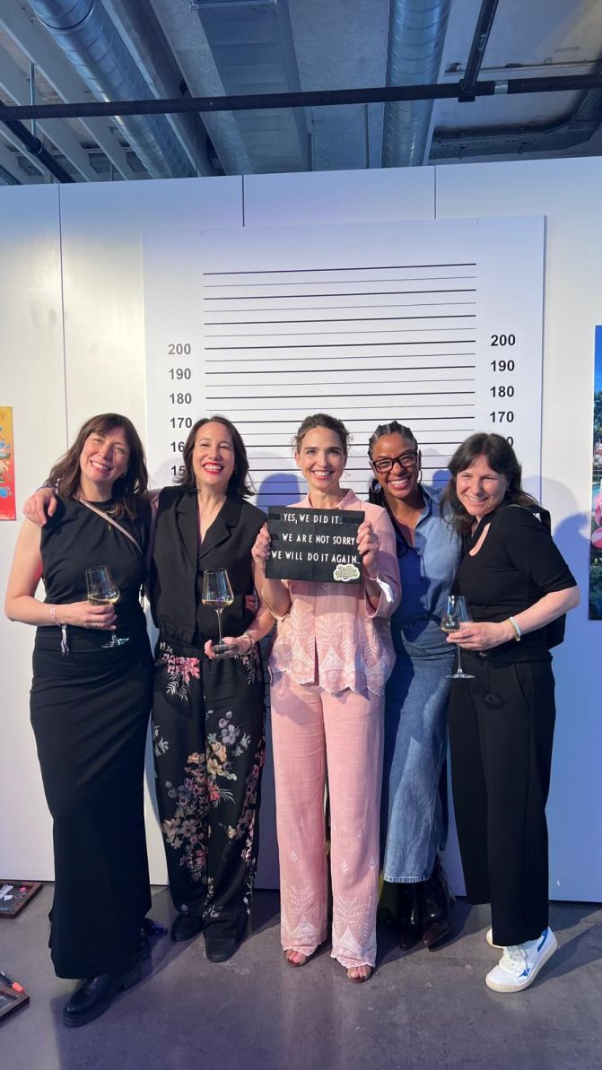 Filmpremiere. 5 Frauen posieren in schönen Kleidern.
